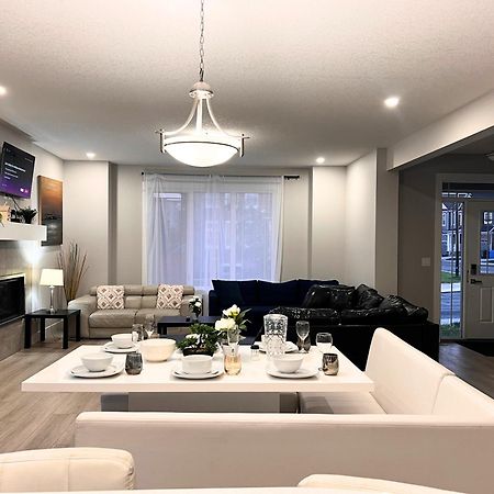 Flowealth Property Luxury Villa Near Lake Netflix Tv Wifi 卡加利 外观 照片
