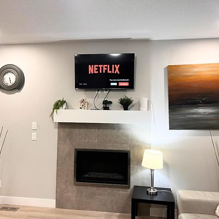 Flowealth Property Luxury Villa Near Lake Netflix Tv Wifi 卡加利 外观 照片