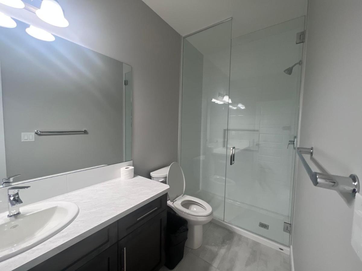 Flowealth Property Luxury Villa Near Lake Netflix Tv Wifi 卡加利 外观 照片